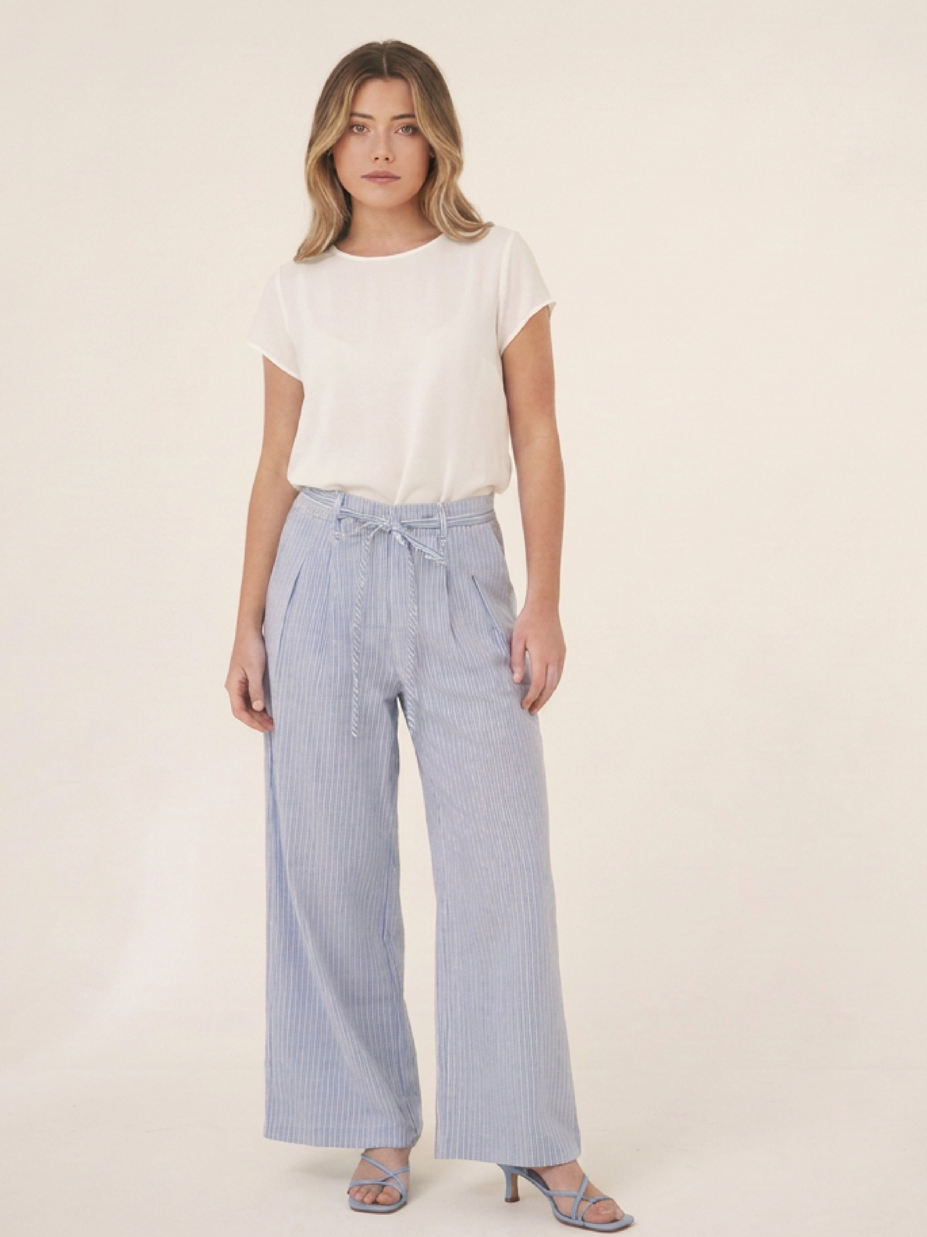 Pantalon largo Megan baby blue de pierna ancha con pretina alta y lazo frontal