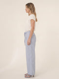 Pantalon azul claro para mujer con rayas sutiles, corte amplio y bolsillos laterales