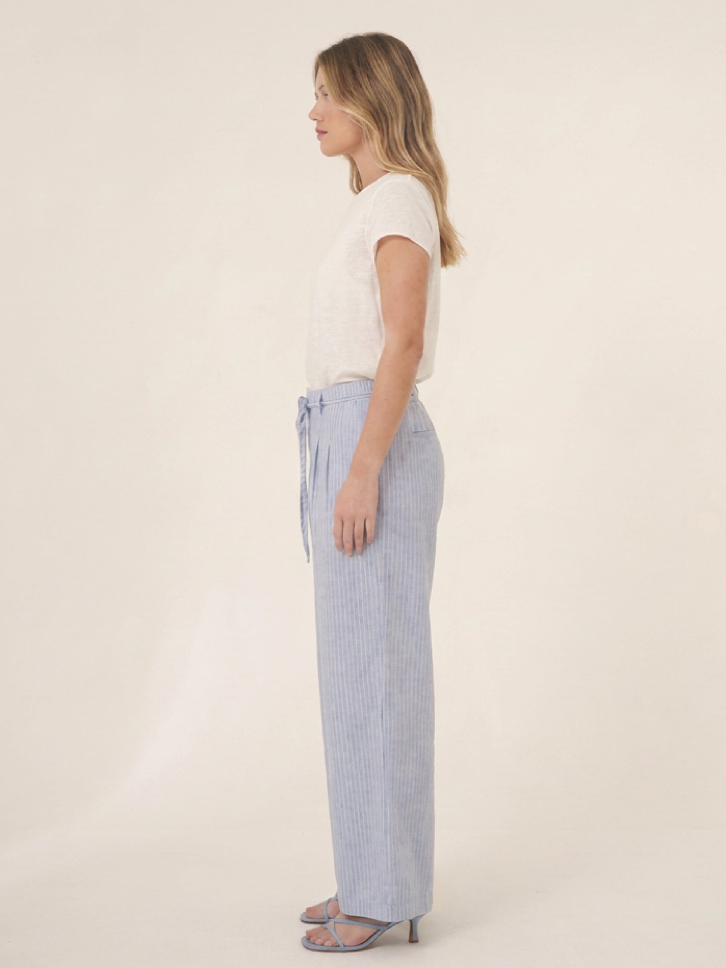 Pantalon azul claro para mujer con rayas sutiles, corte amplio y bolsillos laterales