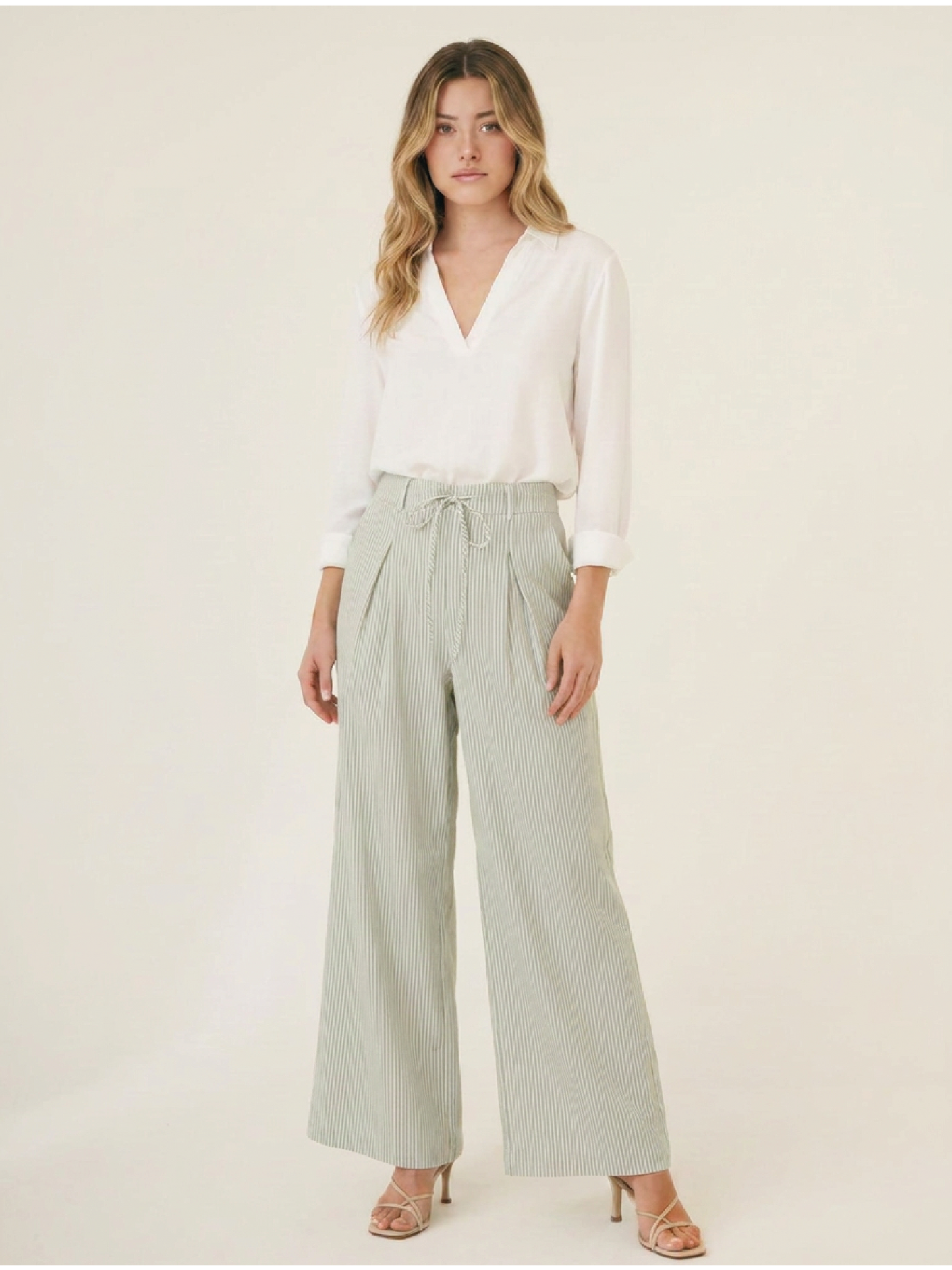 Pantalon Megan olivo con silueta palazzo, cintura ajustable y caida fluida