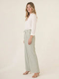 Pantalon verde olivo para mujer con rayas sutiles, corte amplio y bolsillos laterales