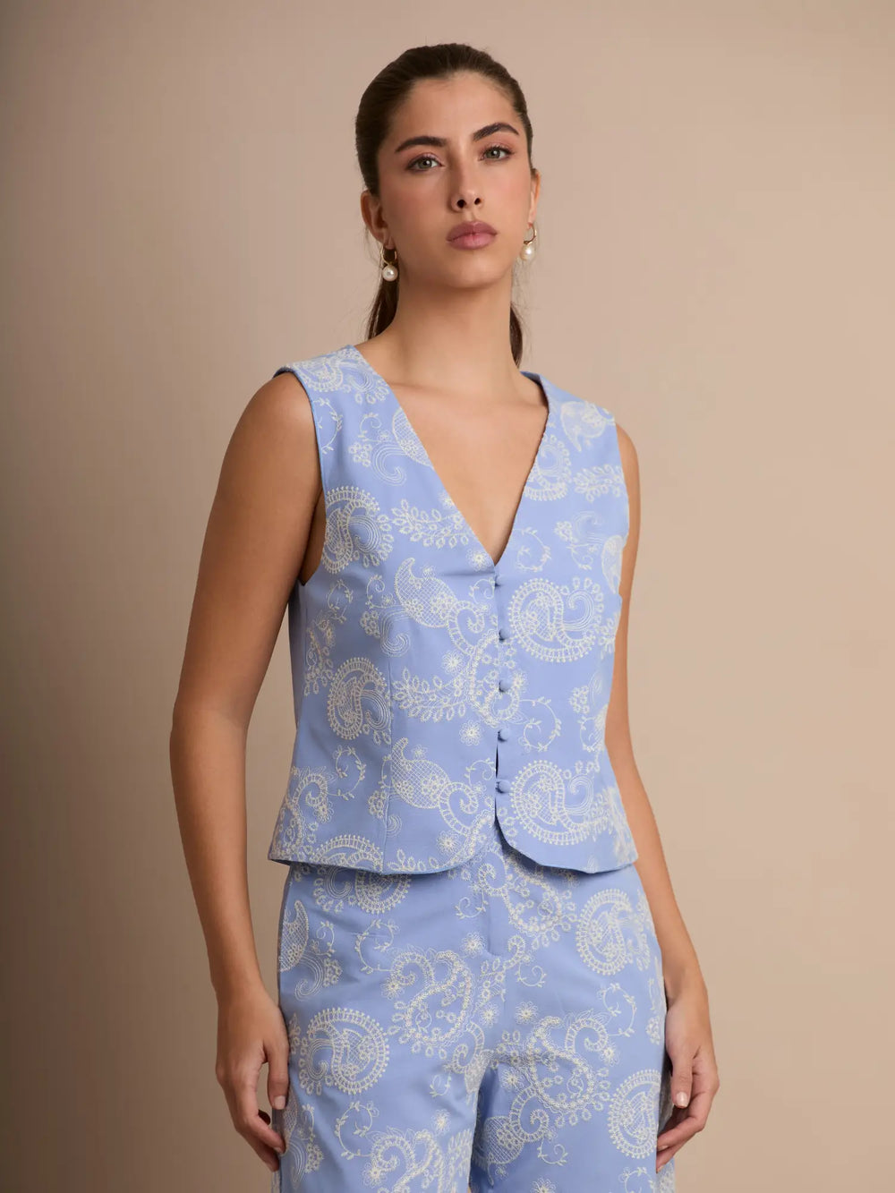 Este set veraniego une un chaleco ligero y un pantalón ancho con estampado delicado. Su estilo relajado y elegante lo hace perfecto para vacaciones, brunch o paseos al aire libre.