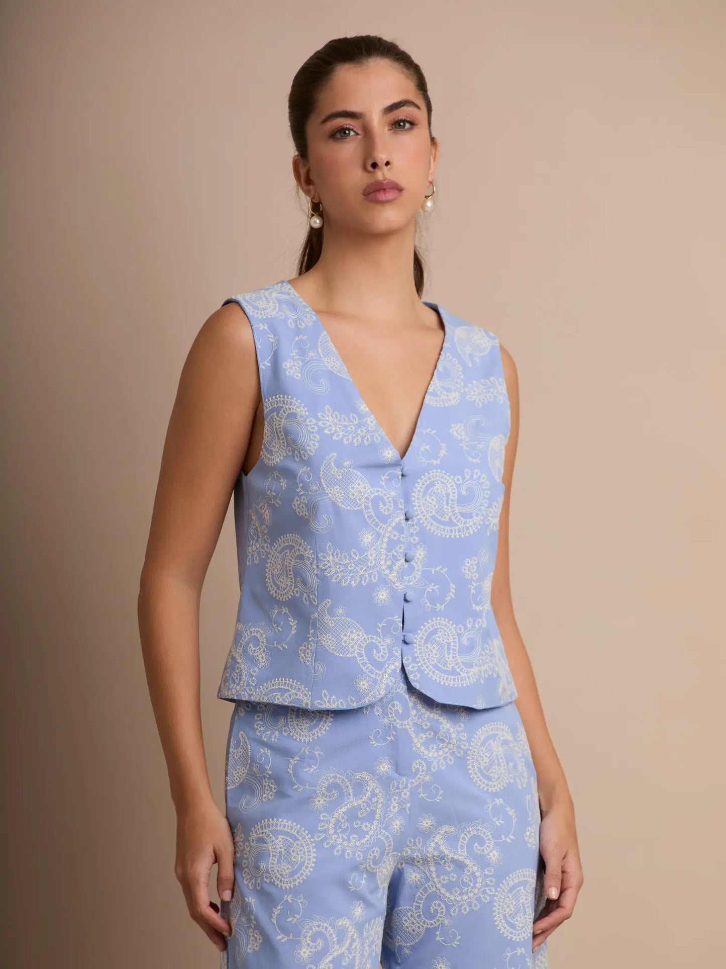 Este set veraniego une un chaleco ligero y un pantalón ancho con estampado delicado. Su estilo relajado y elegante lo hace perfecto para vacaciones, brunch o paseos al aire libre.