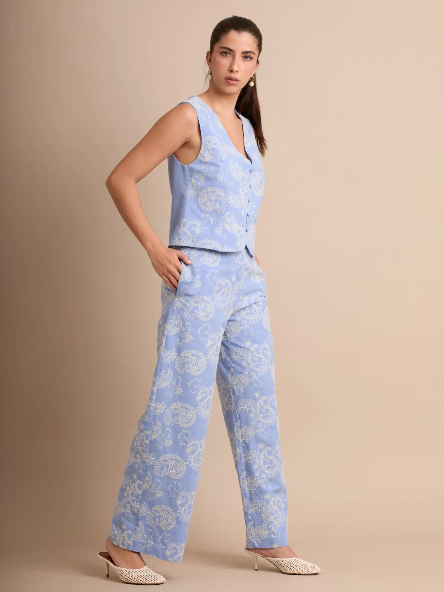 Este conjunto azul ofrece un diseño sastrero moderno con chaleco entallado y pantalón de pierna ancha. El estampado discreto lo convierte en una opción chic para eventos casuales o días de oficina con estilo.