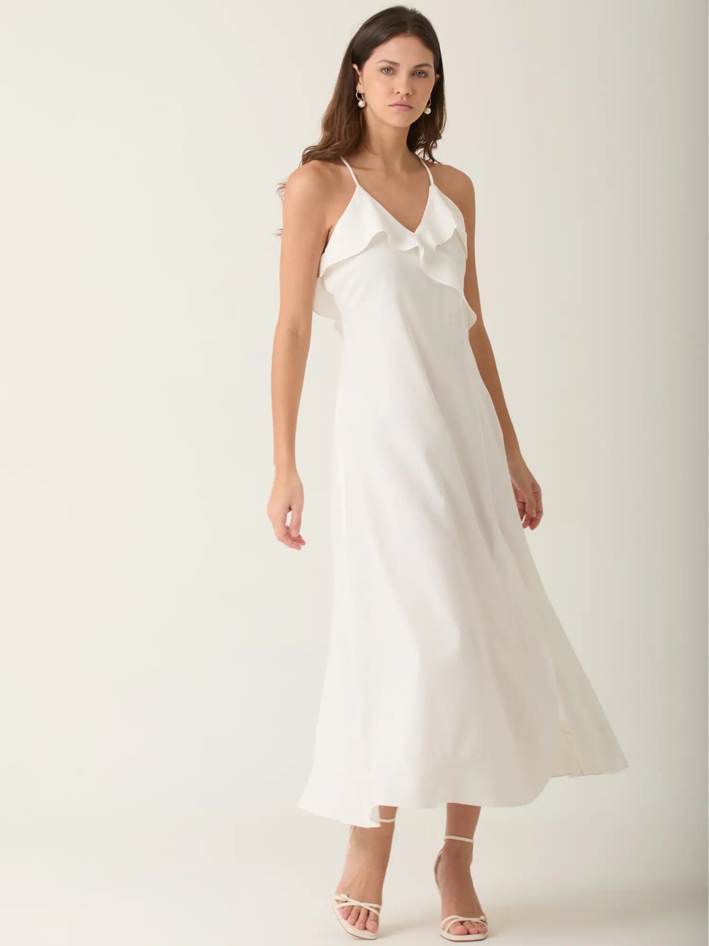 Vestido blanco con tirantes y abertura lateral que brinda comodidad y sofisticacion. Ideal para transitar del dia a la noche con un look fresco, femenino y moderno.