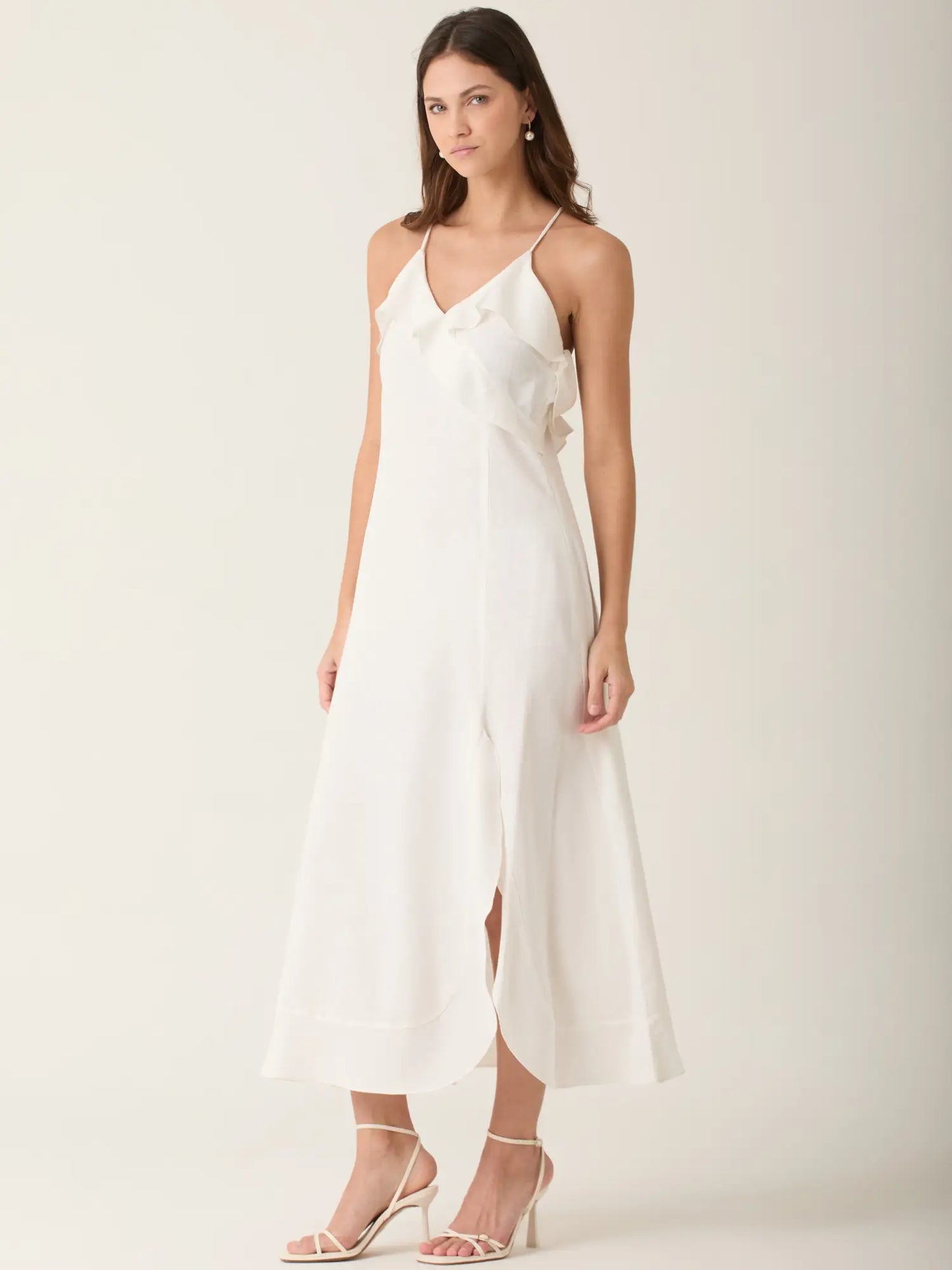 Vestido blanco para mujer con tirantes delgados y silueta recta que aporta movimiento y frescura. El vestido alain blanco es ideal para climas calidos y outfits elegantes con un aire natural.