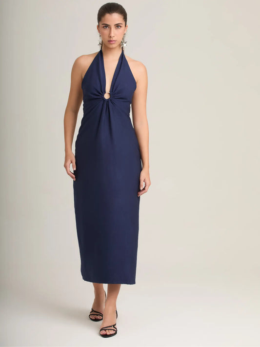 Este vestido elegante azul marino ofrece un cut-out sutil decorado con una argolla que aporta personalidad y frescura. Su falda midi crea un look pulido y refinado.
