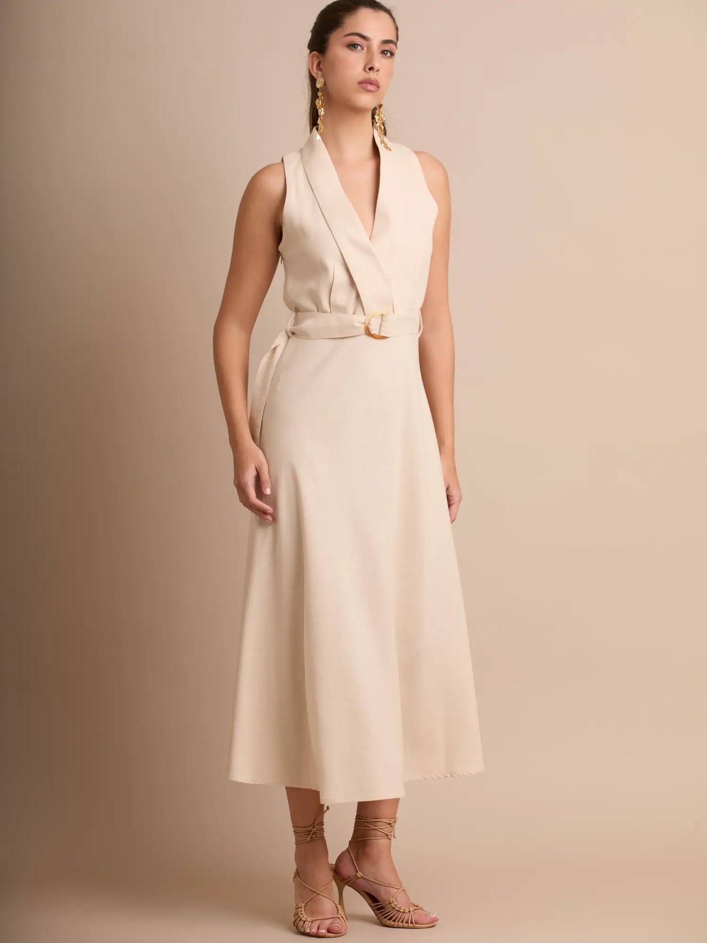 La mezcla perfecta entre elegancia y comodidad. Su cinturón con hebilla dorada agrega un acento sutil, mientras que la falda midi ofrece movimiento ligero. Ideal para un look refinado sin esfuerzo.