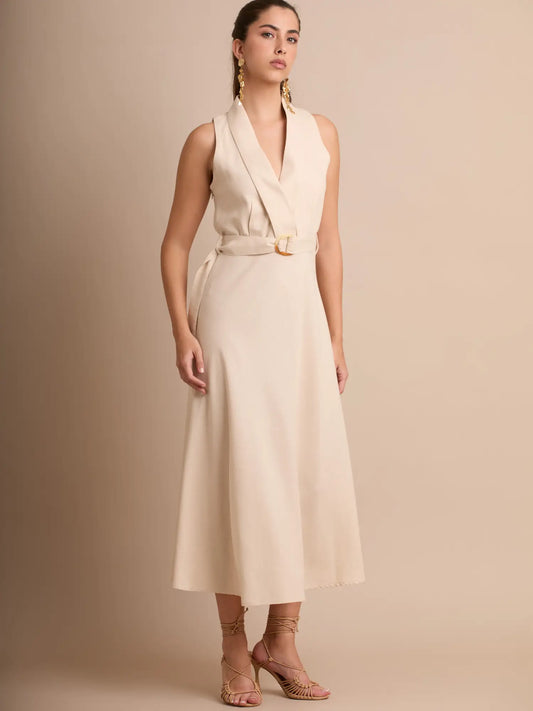 La mezcla perfecta entre elegancia y comodidad. Su cinturón con hebilla dorada agrega un acento sutil, mientras que la falda midi ofrece movimiento ligero. Ideal para un look refinado sin esfuerzo.