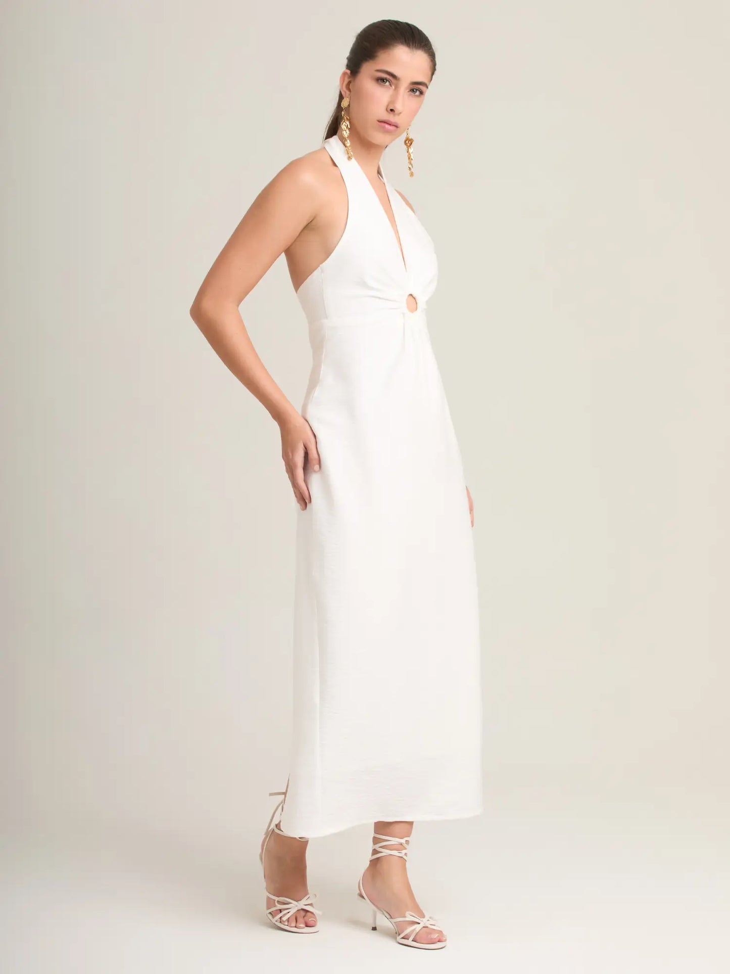 El Palmeral Blanco es un vestido largo perfecto para eventos especiales. Combina un escote halter sensual con un detalle frontal que estiliza la figura. Su diseño limpio y sofisticado lo convierte en la opción ideal para bodas, cócteles o fiestas al atardecer.