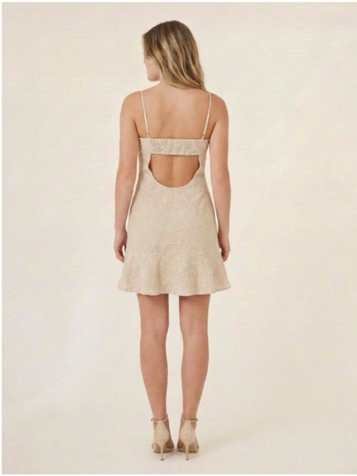 Vestido corto color arena con escote femenino, tirantes delicados y acabado texturizado