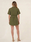 Vestido corto olivo estilo camisero con lazo frontal y manga corta