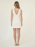 Vestido corto blanco elegante con tirantes anchos, escote en V y acabado texturizado