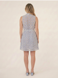 Vestido corto azul cielo con botones al frente, cuello alto y acabado delicado