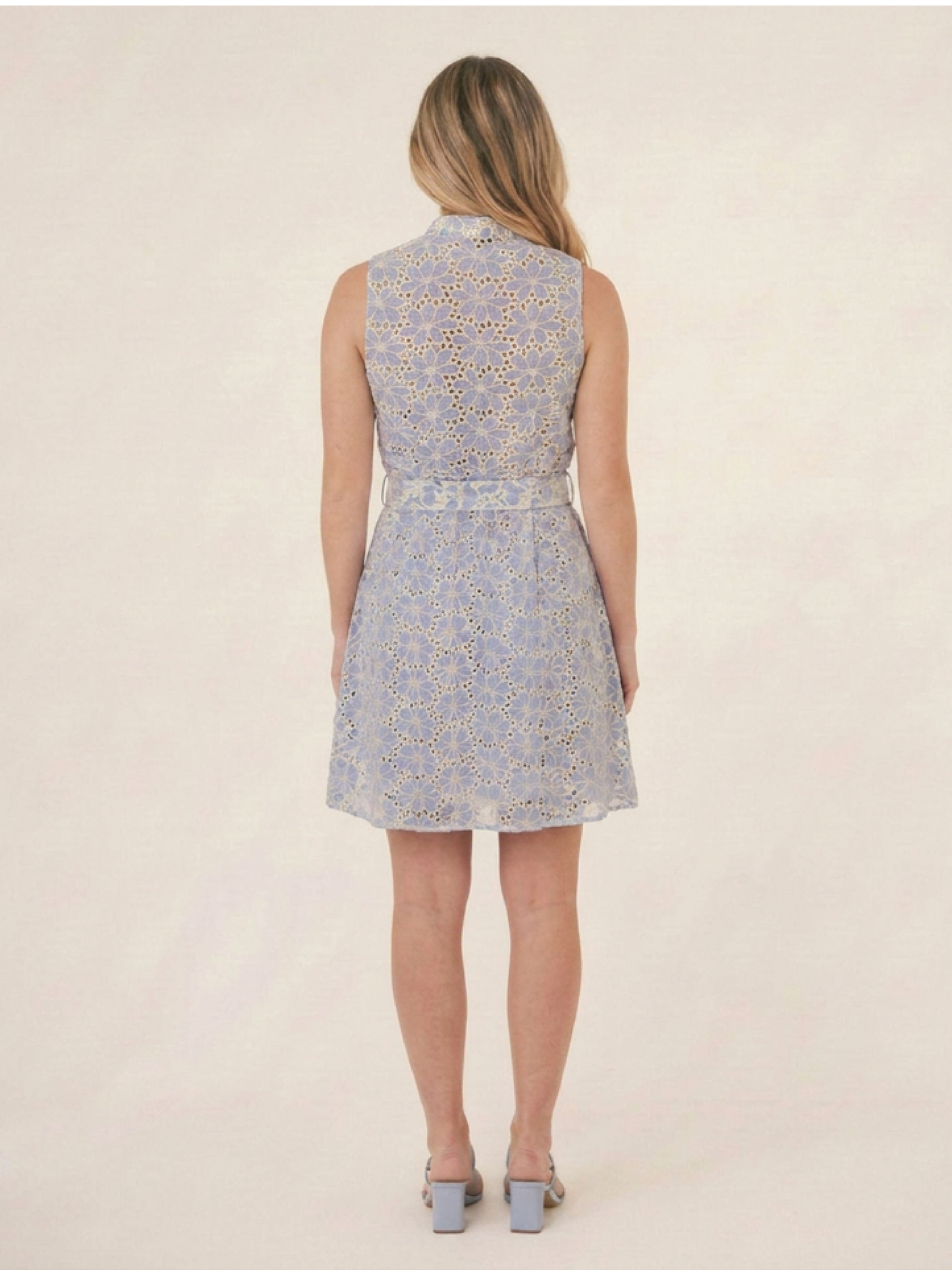 Vestido corto azul cielo con botones al frente, cuello alto y acabado delicado