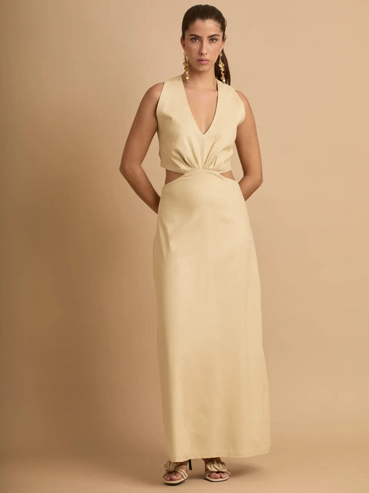 Este vestido cut-out beige presenta un escote profundo y aberturas estratégicas que crean un look moderno y sensual. Ideal para fiestas, cenas o eventos especiales.