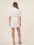 Vestido Harmony blanco con escote cruzado, cinturon de tela y silueta relajada