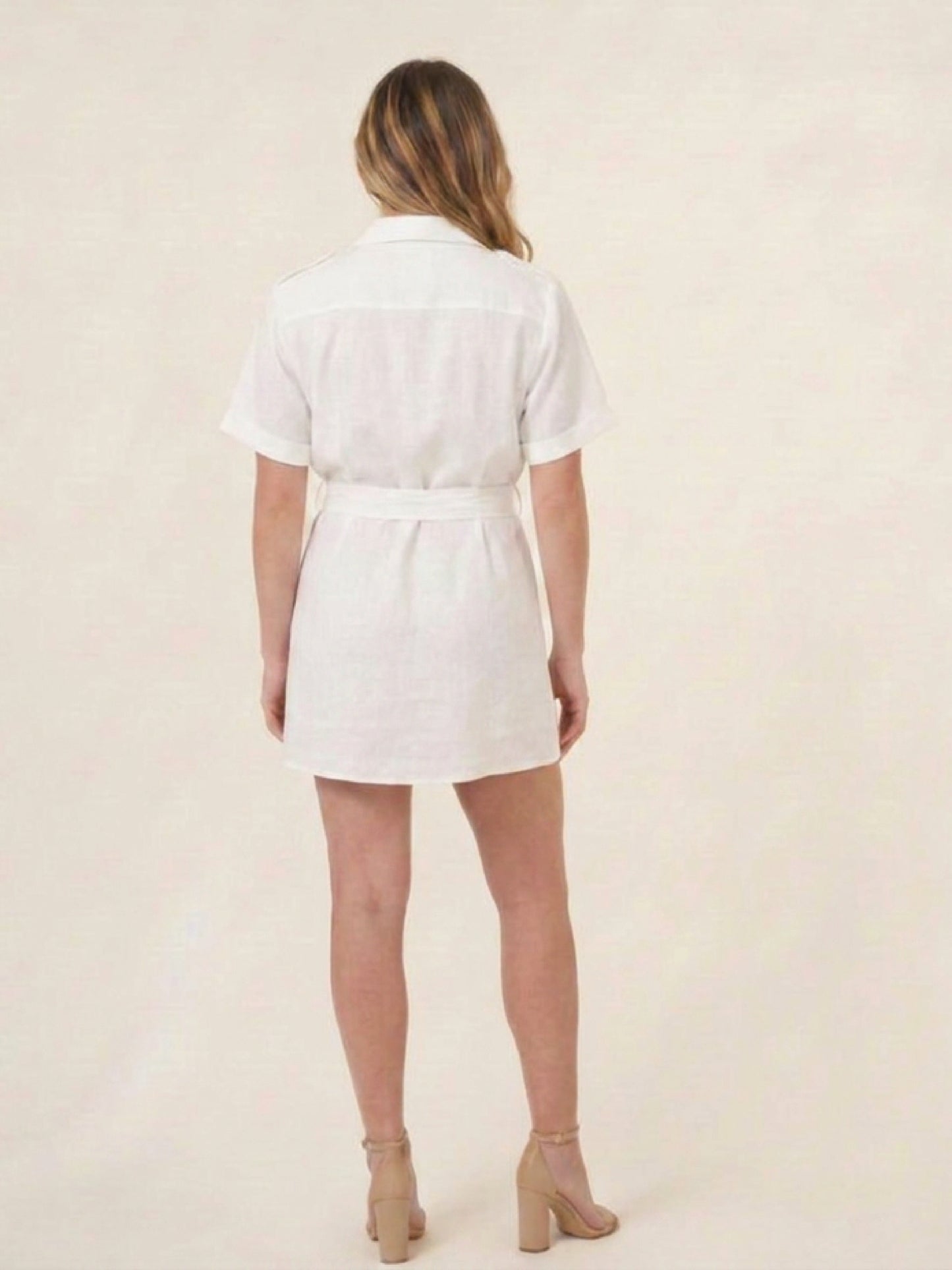 Vestido Harmony blanco con escote cruzado, cinturon de tela y silueta relajada