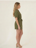Vestido Harmony olivo con escote cruzado, cinturon de tela y silueta relajada