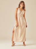 Este vestido  tiene un estilo fresco y femenino, perfecto para días cálidos. Presenta un escote en "V" pronunciado y fruncido en la cintura que resalta la silueta de forma delicada. La espalda abierta con tirantes cruzados y detalle de lazo le da un toque sensual y moderno, mientras que la abertura lateral añade movimiento y elegancia al caminar. Es ideal para un look casual chic o una salida de verano.