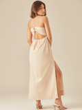 Este vestido  tiene un estilo fresco y femenino, perfecto para días cálidos. Presenta un escote en "V" pronunciado y fruncido en la cintura que resalta la silueta de forma delicada. La espalda abierta con tirantes cruzados y detalle de lazo le da un toque sensual y moderno, mientras que la abertura lateral añade movimiento y elegancia al caminar. Es ideal para un look casual chic o una salida de verano.