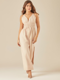 Este vestido  tiene un estilo fresco y femenino, perfecto para días cálidos. Presenta un escote en "V" pronunciado y fruncido en la cintura que resalta la silueta de forma delicada. La espalda abierta con tirantes cruzados y detalle de lazo le da un toque sensual y moderno, mientras que la abertura lateral añade movimiento y elegancia al caminar. Es ideal para un look casual chic o una salida de verano.