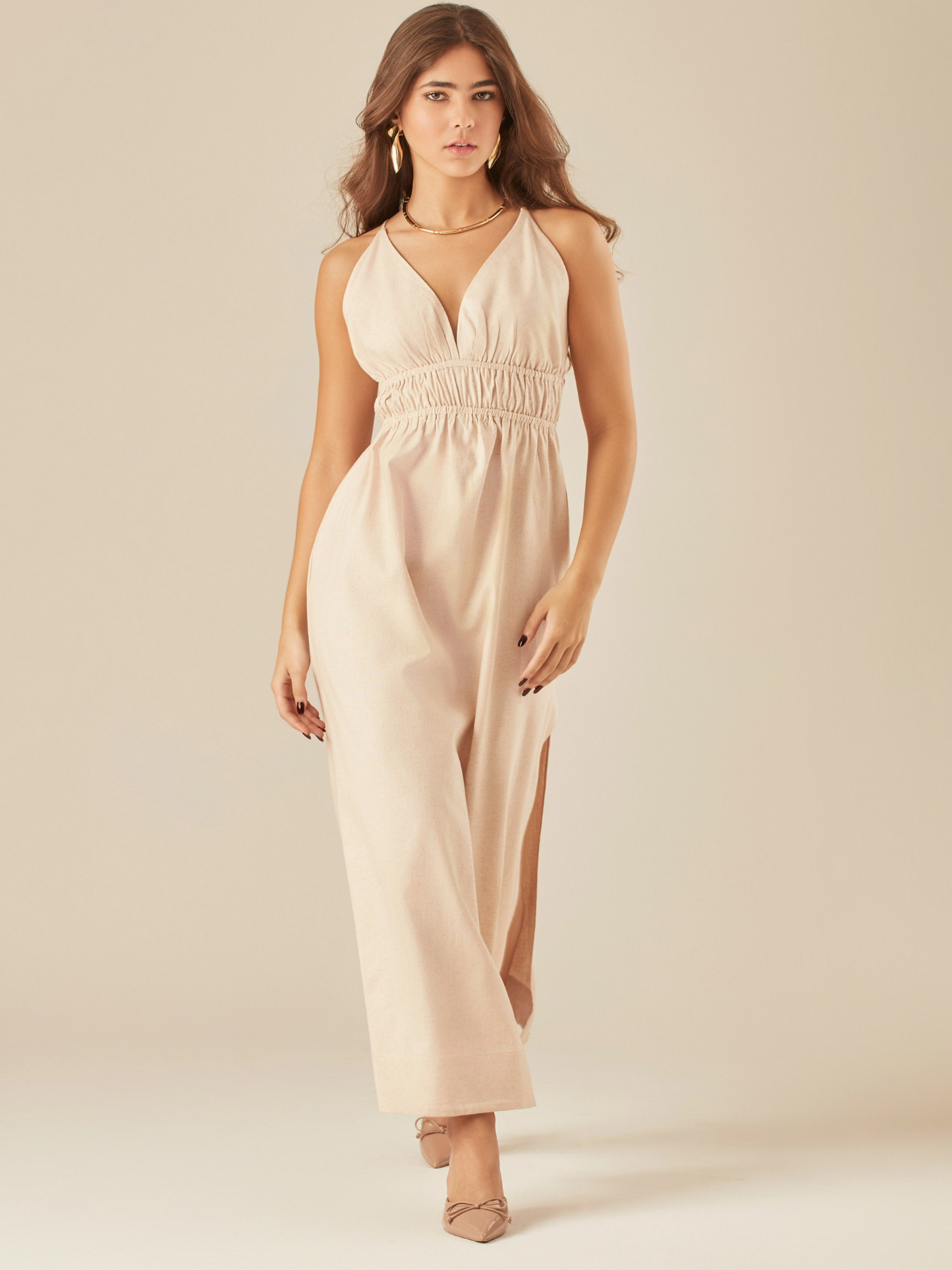 Este vestido  tiene un estilo fresco y femenino, perfecto para días cálidos. Presenta un escote en "V" pronunciado y fruncido en la cintura que resalta la silueta de forma delicada. La espalda abierta con tirantes cruzados y detalle de lazo le da un toque sensual y moderno, mientras que la abertura lateral añade movimiento y elegancia al caminar. Es ideal para un look casual chic o una salida de verano.