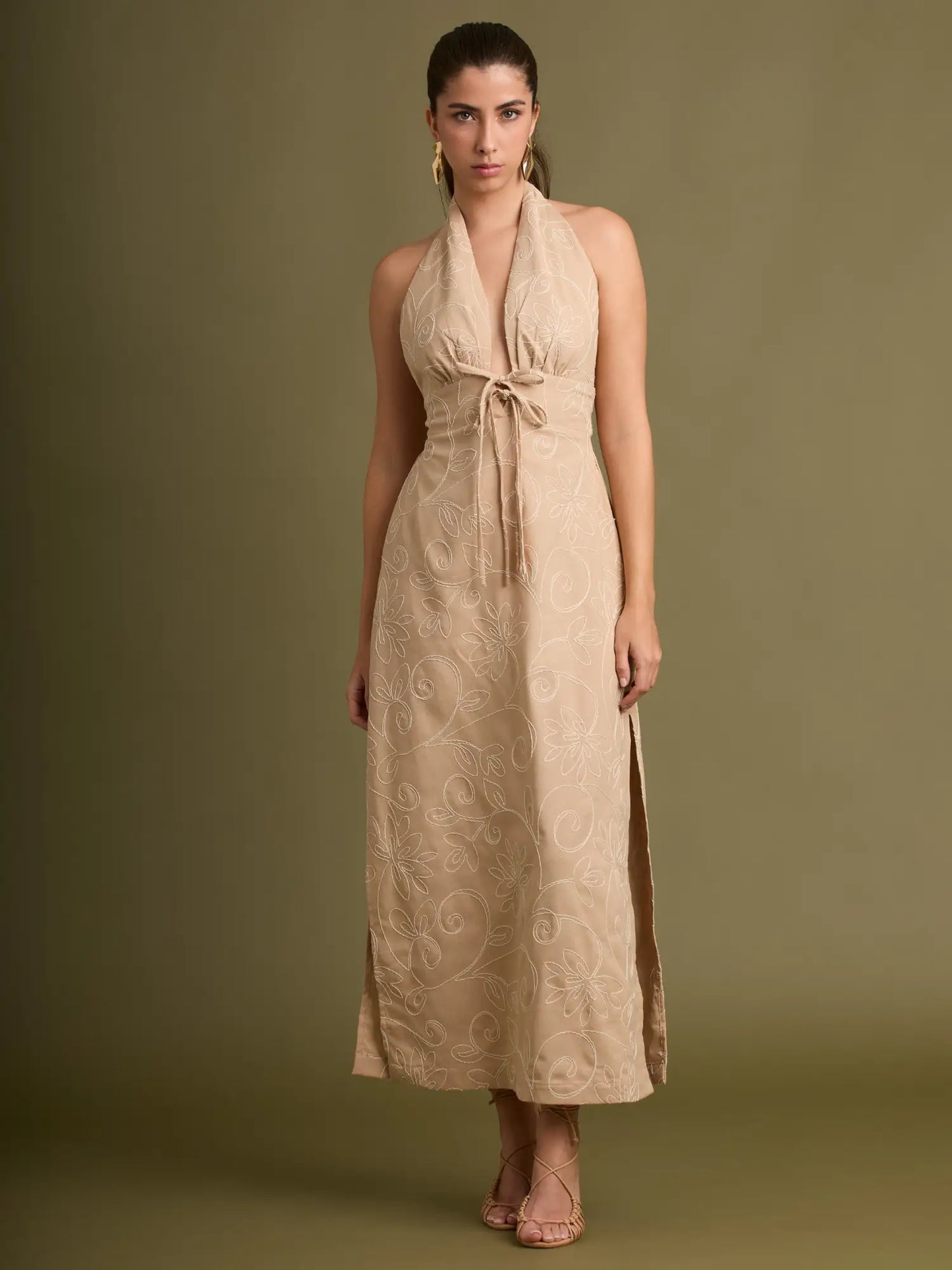 Una pieza atemporal y femenina con bordados sutiles, tiras ajustables al frente y falda amplia con abertura que añade un toque sensual sin perder elegancia.