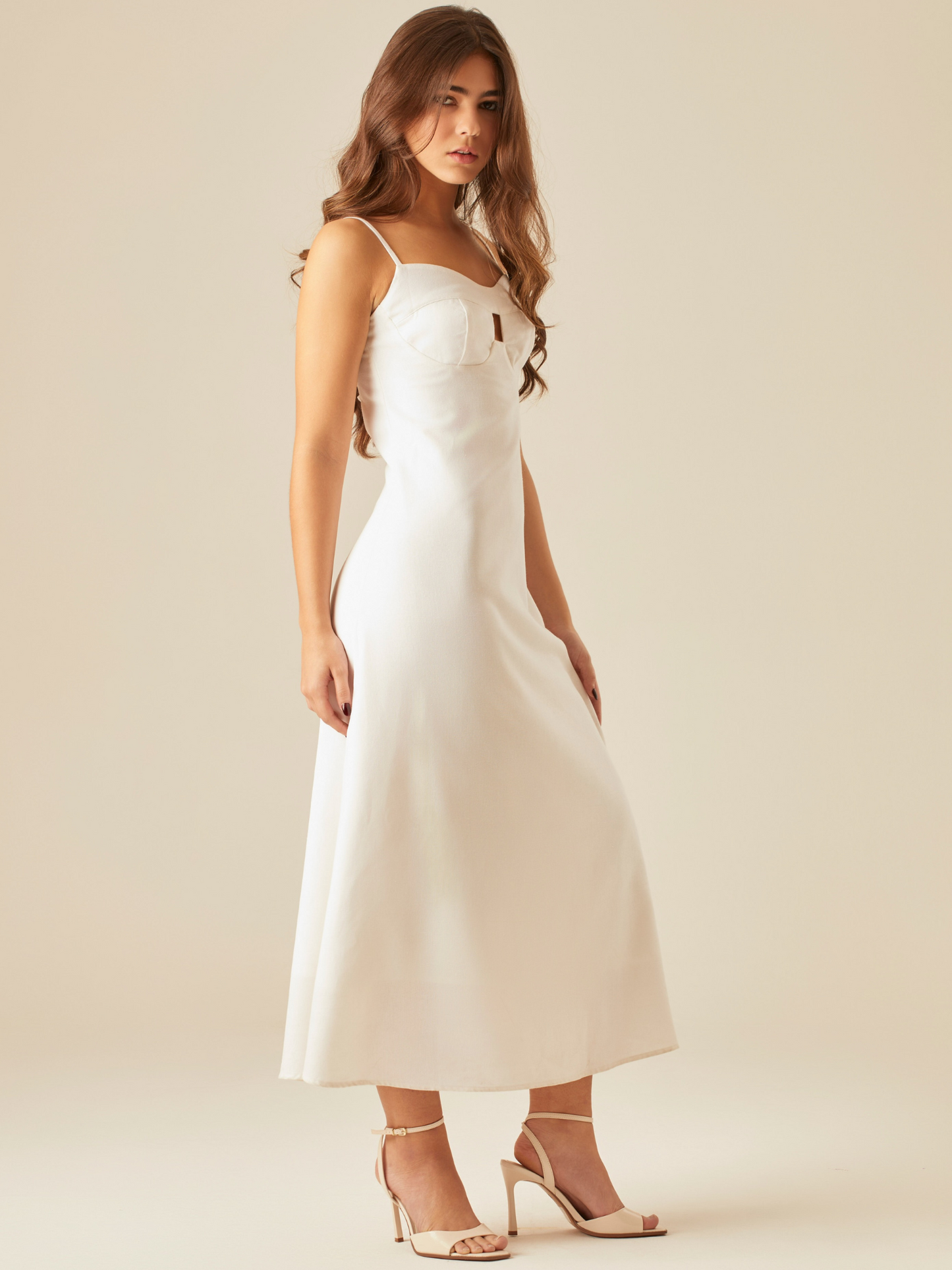 Este vestido tiene un diseño elegante y minimalista. De largo midi y tirantes delgados, destaca por su escote corazón con un pequeño corte central que aporta un toque moderno y sutilmente sensual. La tela estructurada y ligera lo hace ideal para climas cálidos, y combinado con sandalias de tacón y joyería dorada, logra un look sofisticado y femenino.

Detalles:

Color: Blanco

Material: 60% Poliéster 25% Rayón 15% Lino
