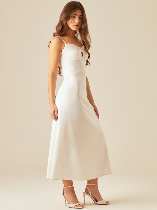 Este vestido tiene un diseño elegante y minimalista. De largo midi y tirantes delgados, destaca por su escote corazón con un pequeño corte central que aporta un toque moderno y sutilmente sensual. La tela estructurada y ligera lo hace ideal para climas cálidos, y combinado con sandalias de tacón y joyería dorada, logra un look sofisticado y femenino.

Detalles:

Color: Blanco

Material: 60% Poliéster 25% Rayón 15% Lino