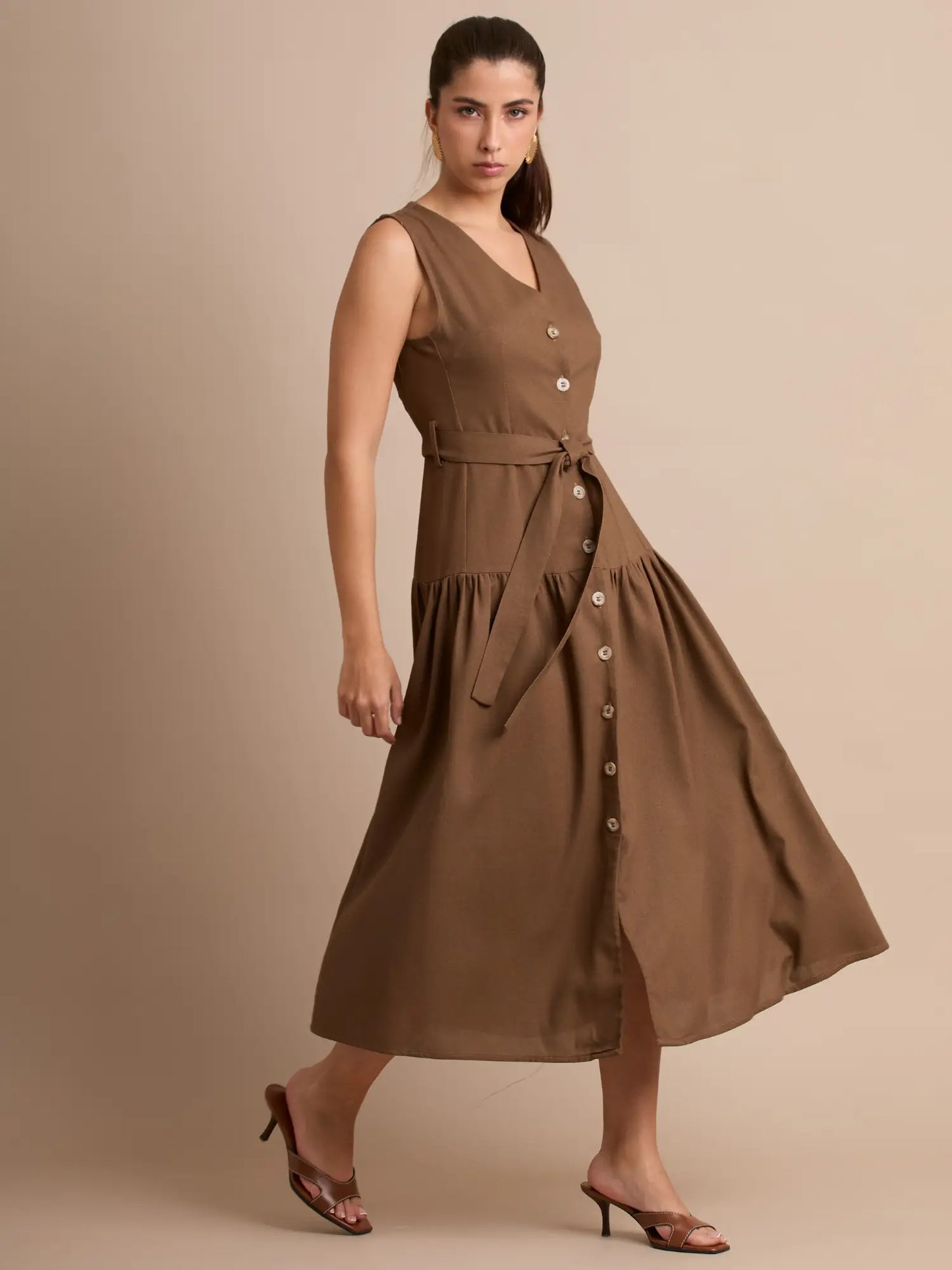 Este vestido combina un escote en V favorecedor con una falda de línea A, creando una silueta estilizada. El cinturón ayuda a ajustar la prenda según tu preferencia.