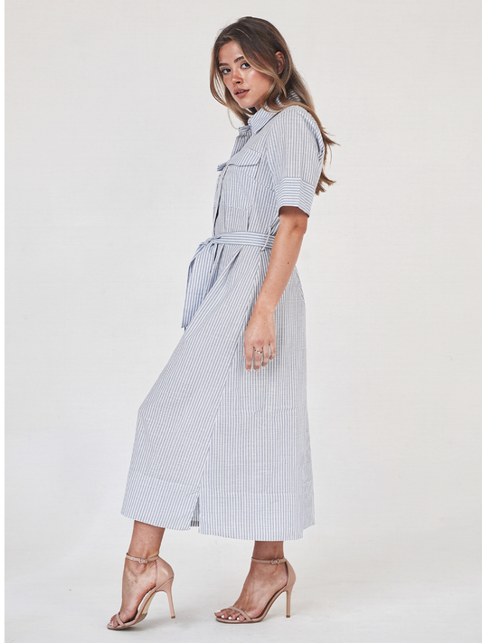 Vestido azul claro para mujer con cuello camisero, manga corta y falda amplia