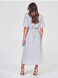 Vestido Megana baby blue con corte camisero, cintura ajustable y largo midi