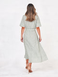 Vestido Megana olivo con corte camisero, cintura ajustable y largo midi