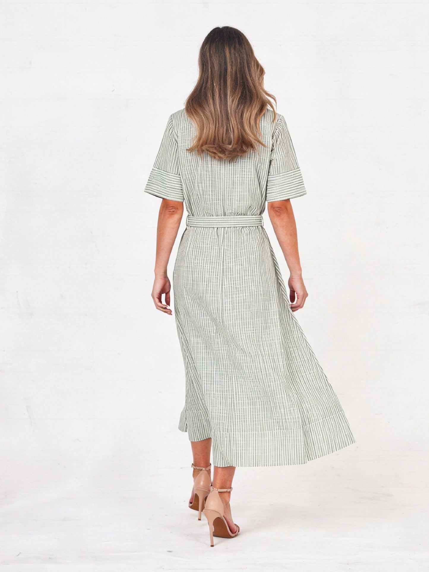 Vestido Megana olivo con corte camisero, cintura ajustable y largo midi