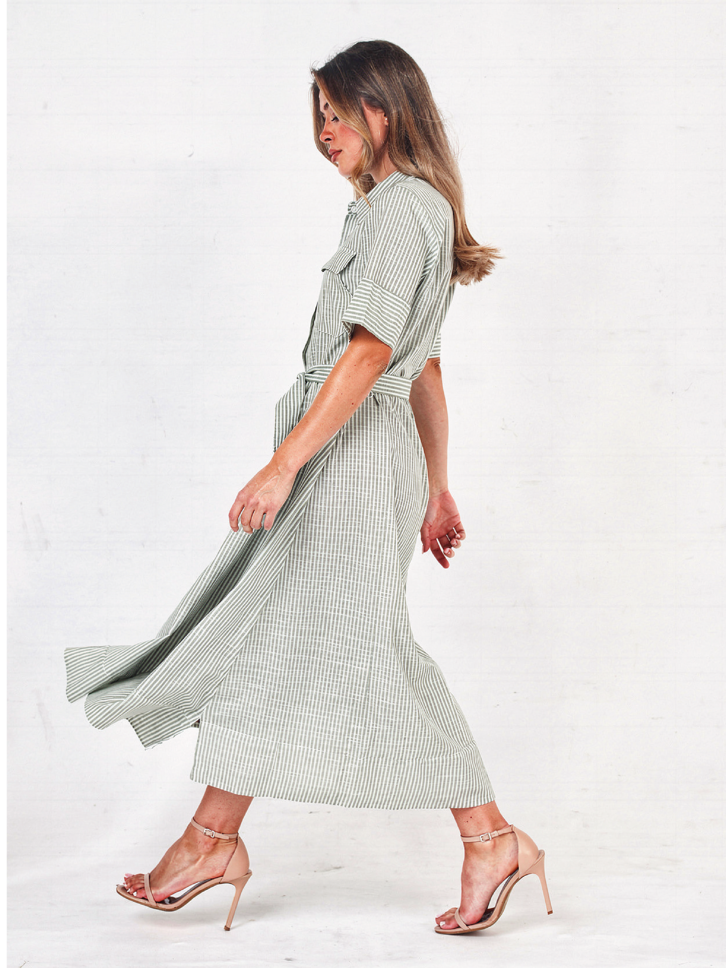 Vestido verde olivo para mujer con cuello camisero, manga corta y falda amplia