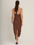 Este vestido midi marrón destaca por su escote halter profundo y el detalle frontal que aporta un toque sensual y refinado. Ideal para un look elegante y minimalista.
