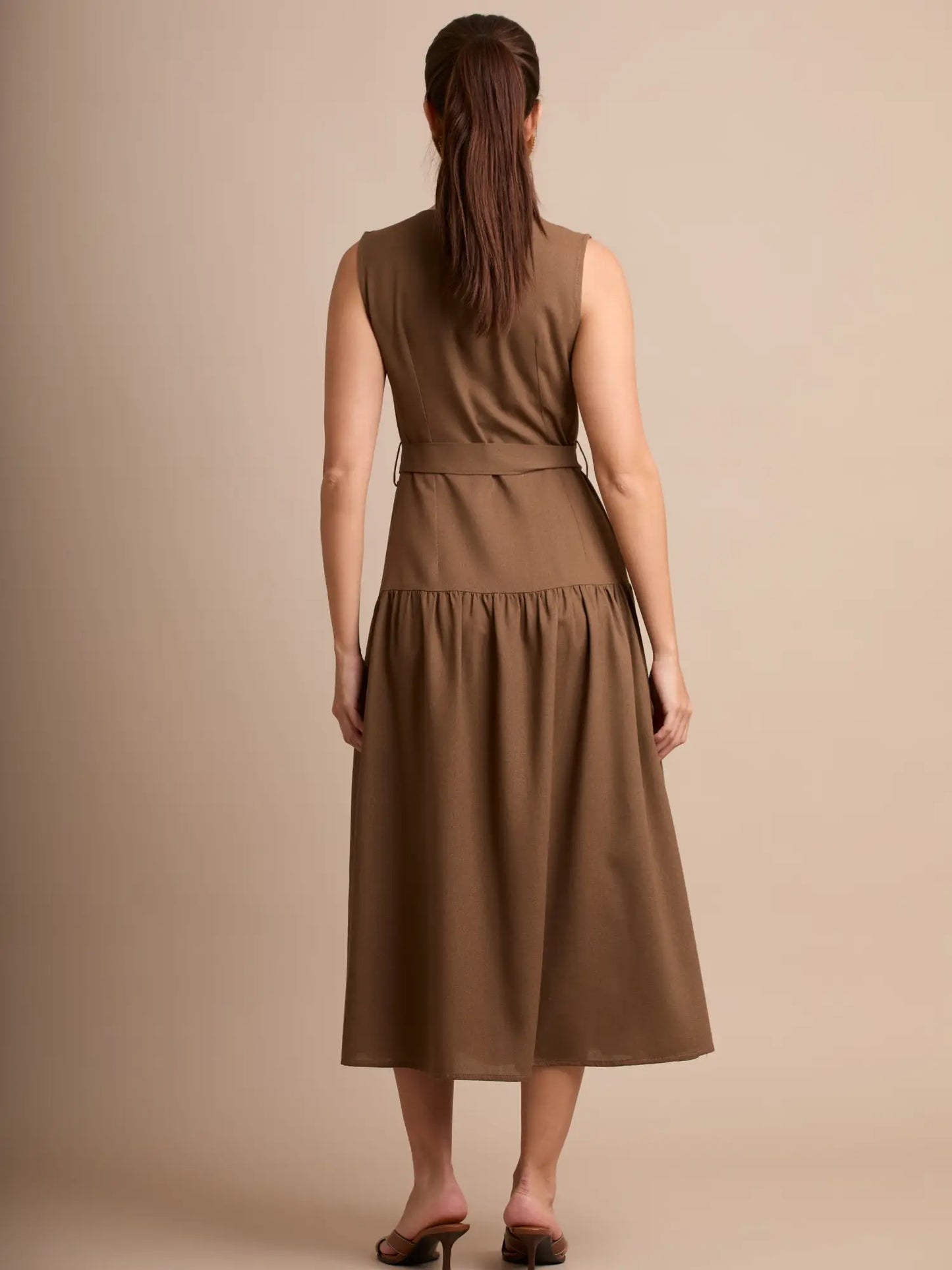 Confeccionado en una tela suave y ligera, este vestido ofrece una caída natural y un look pulido. Perfecto para días cálidos y ocasiones casuales con un toque refin