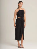 Este vestido midi negro ofrece un diseño sofisticado con cuello halter adornado y una abertura frontal que aporta movimiento. Ideal para cenas, fiestas o eventos formales donde busques un look impactante.