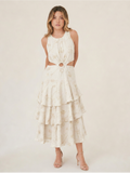 Vestido Neyla blanco con estampado sutil, falda escalonada y silueta elegante