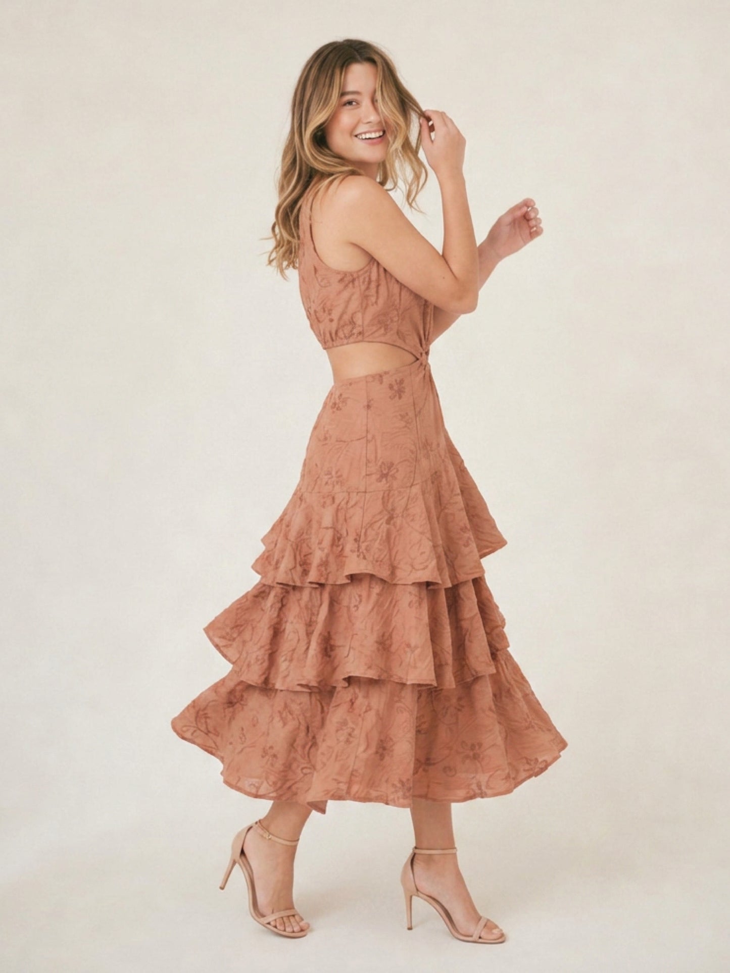 Vestido Neyla café con falda escalonada, estampado sutil y silueta elegante