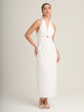 El Palmeral Blanco es un vestido midi de estilo sofisticado que combina un escote halter profundo con un detalle central de aro que realza la figura. Su silueta alargada y minimalista aporta un look moderno y elegante, ideal para eventos de verano, fiestas al aire libre y ocasiones especiales. Su diseño limpio, fresco y femenino garantiza un estilo impecable en cualquier momento del día.