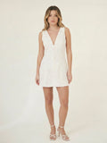 Vestido blanco corto para mujer con diseño sin mangas y silueta ajustada