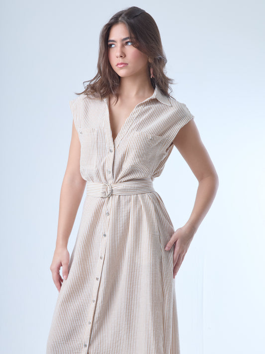 Vestido midi de corte camisero, sin mangas y con hombreras ligeras. Presenta escote en "V" profundo, bolsillos de tapa en el pecho y botonadura frontal completa. Incluye un cinturón del mismo tejido con hebilla doble para acentuar la cintura, y una abertura en la parte inferior que facilita el movimiento. El patrón de rayas verticales estiliza la silueta y aporta un aire fresco y casual.

Detalles:

Color: Sand

Material: 100% Poliéster&nbsp;