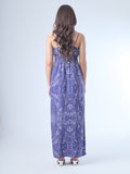 Fluido y femenino, este vestido largo destaca por su escote sutilmente fruncido y silueta que acompaña delicadamente la figura. Los tirantes delgados y el diseño liviano lo convierten en una opción perfecta para climas cálidos, cenas al aire libre o eventos con un aire relajado y chic. Una pieza que equilibra comodidad con sofisticación contemporánea.