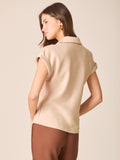 Blusa camisera de manga corta con cuello clásico y tapeta de botones. Destaca el nudo frontal que define la cintura, con puños vueltos y dobladillo curvo con pequeñas aberturas laterales. Caída ligera y fit relajado que estiliza y funciona del día a la noche

Detalles:

Color: Sand

Material: 87% Rayón 13% Poliamida.