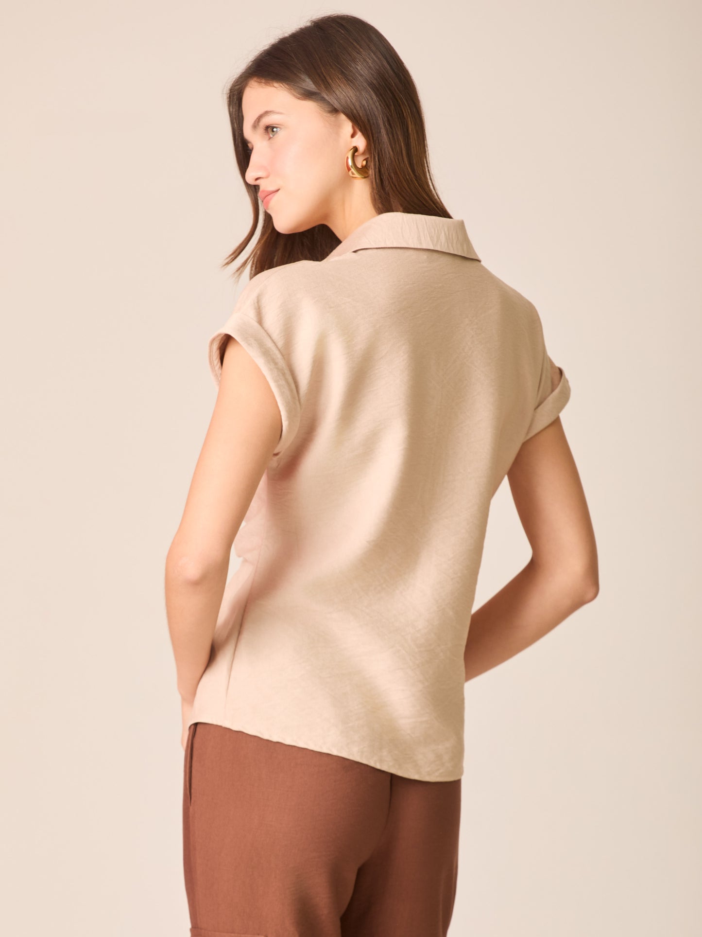 Blusa camisera de manga corta con cuello clásico y tapeta de botones. Destaca el nudo frontal que define la cintura, con puños vueltos y dobladillo curvo con pequeñas aberturas laterales. Caída ligera y fit relajado que estiliza y funciona del día a la noche

Detalles:

Color: Sand

Material: 87% Rayón 13% Poliamida.