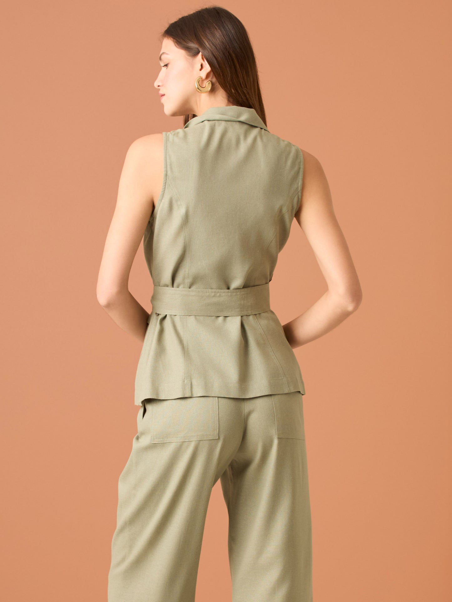 lusa sin mangas con solapa y botonadura frontal, bolsillos con tapa y cinturón ajustable que define la cintura—silueta pulida estilo safari, ideal para oficina o looks casual-chic

Detalles:

Color: Olivo

Material: 69% Rayon 29% Lino 2% Elastómero.

Cuidado: Lavar a mano con jabón suave, por separado.No dejar en remojo. Planchar a temperatura alta.