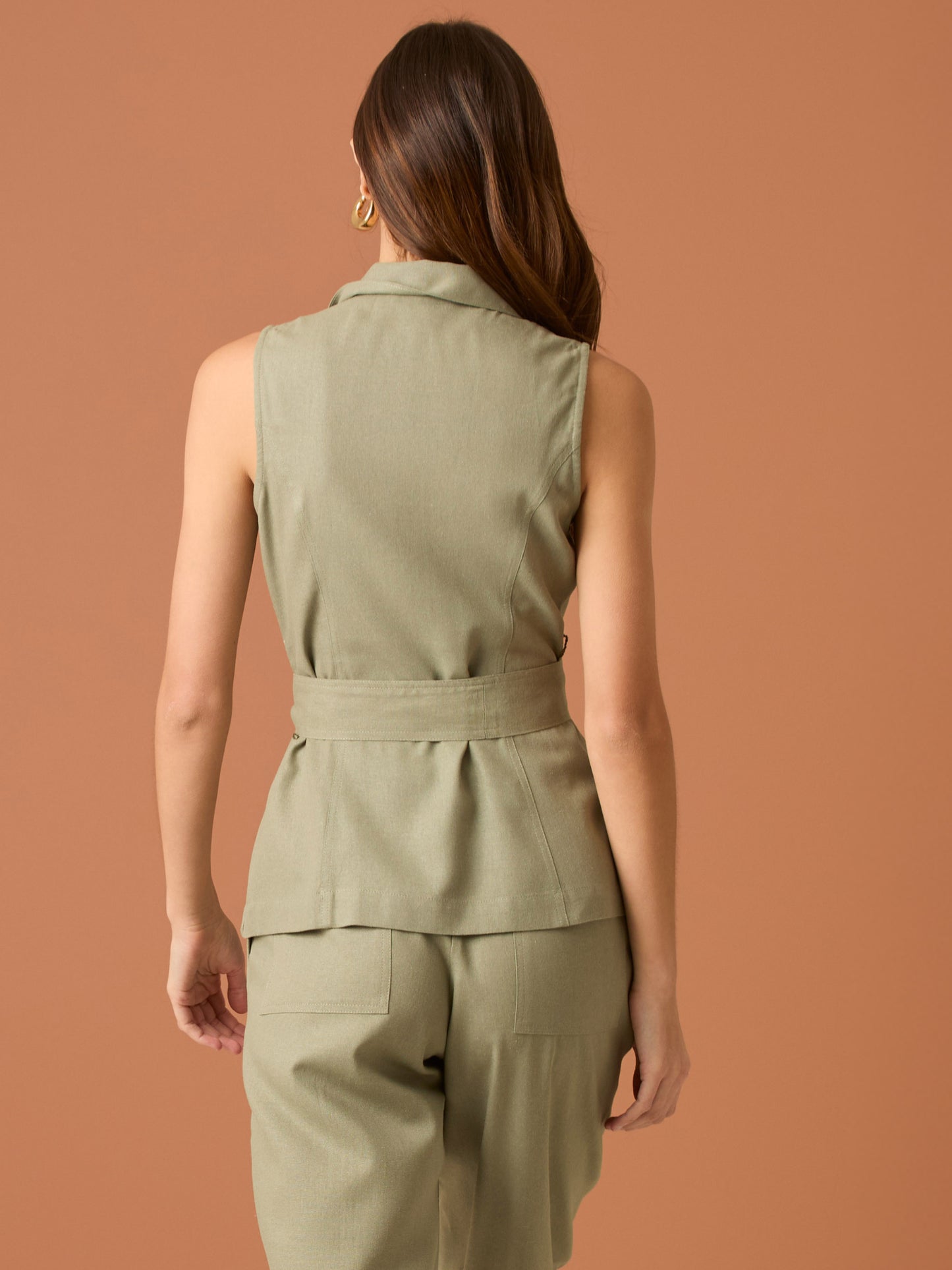 lusa sin mangas con solapa y botonadura frontal, bolsillos con tapa y cinturón ajustable que define la cintura—silueta pulida estilo safari, ideal para oficina o looks casual-chic

Detalles:

Color: Olivo

Material: 69% Rayon 29% Lino 2% Elastómero.

Cuidado: Lavar a mano con jabón suave, por separado.No dejar en remojo. Planchar a temperatura alta.