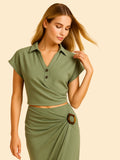 Moderna y refinada, esta blusa corta presenta un diseño cruzado que realza la figura con sutil elegancia. El cuello tipo polo y la botonadura frontal le dan un aire estructurado y contemporáneo, ideal para looks casuales elevados o conjuntos coordinados. Una prenda versátil para días cálidos con estilo impecable.